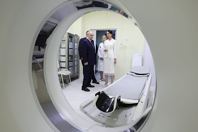 Le président russe Vladimir Poutine visite l'hôpital central de district dans le village de Kitovoïe, sur Itouroup, la plus grande des îles Kouriles disputées, jeudi 13 août 2026