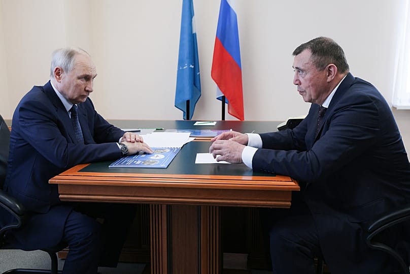 Vladimir Poutine écoute le gouverneur de la région de Sakhaline, Valeri Limarenko, à Kourilsk sur Itouroup, la plus grande des îles Kouriles disputées, jeudi 13 août 2026