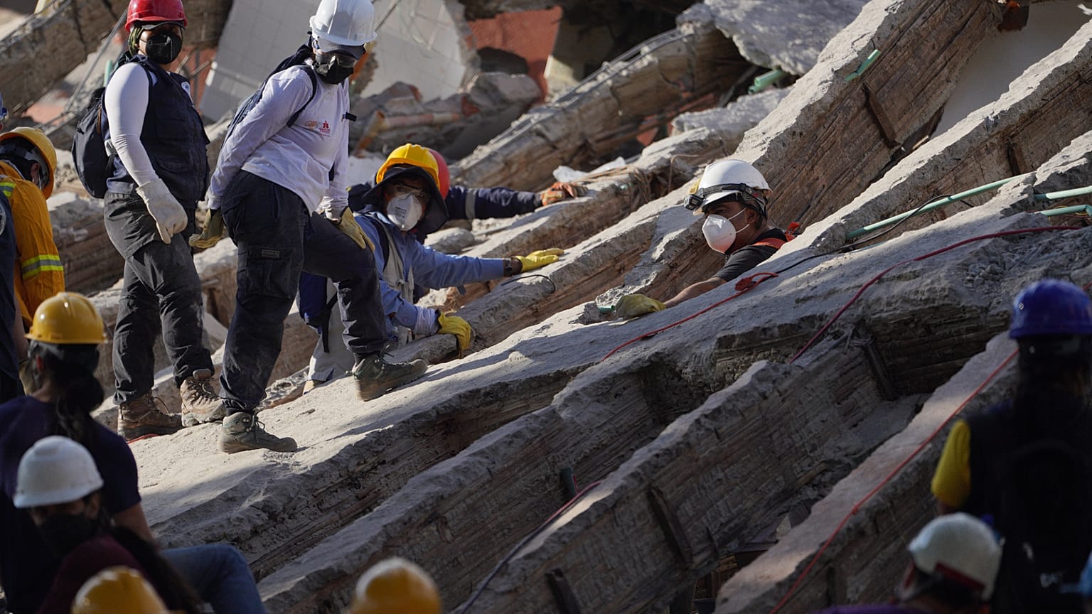 Trabajos de rescate tras el terremoto de Colombia