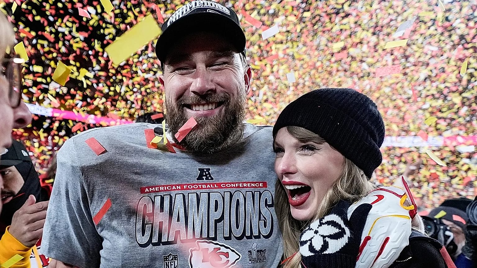ARCHIV: Travis Kelce und Taylor Swift jubeln nach dem AFC-Championship-Spiel der NFL gegen die Buffalo Bills am 26. Jan. 2025 in Kansas City.