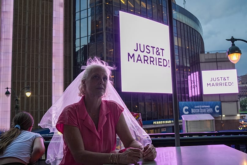 ARCHIV: Ein Fan von Taylor Swift feiert die Hochzeit des Popstars mit Travis Kelce vor dem Madison Square Garden, 3. Juli 2026