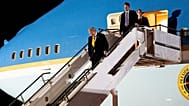 يسير الرئيس دونالد ترامب مبتعداً عن طائرة "إير فورس وان" (Air Force One) في قاعدة القوات الجوية الأمريكية "ميلدنهال" (RAF Mildenhall) بمقاطعة سوفولك في شرق إنجلترا، 