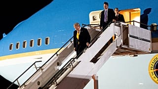 يسير الرئيس دونالد ترامب مبتعداً عن طائرة "إير فورس وان" (Air Force One) في قاعدة القوات الجوية الأمريكية "ميلدنهال" (RAF Mildenhall) بمقاطعة سوفولك في شرق إنجلترا، 