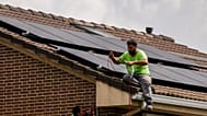 En esta foto de archivo de de septiembre de 2022, un trabajador instala paneles solares en el tejado de una casa en Rivas-Vaciamadrid, España