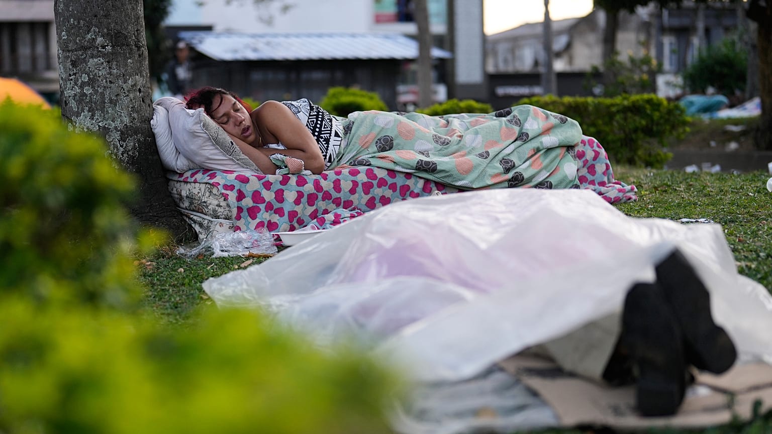Des habitants dorment dans un parc après le séisme qui a endommagé leurs maisons à Pereira