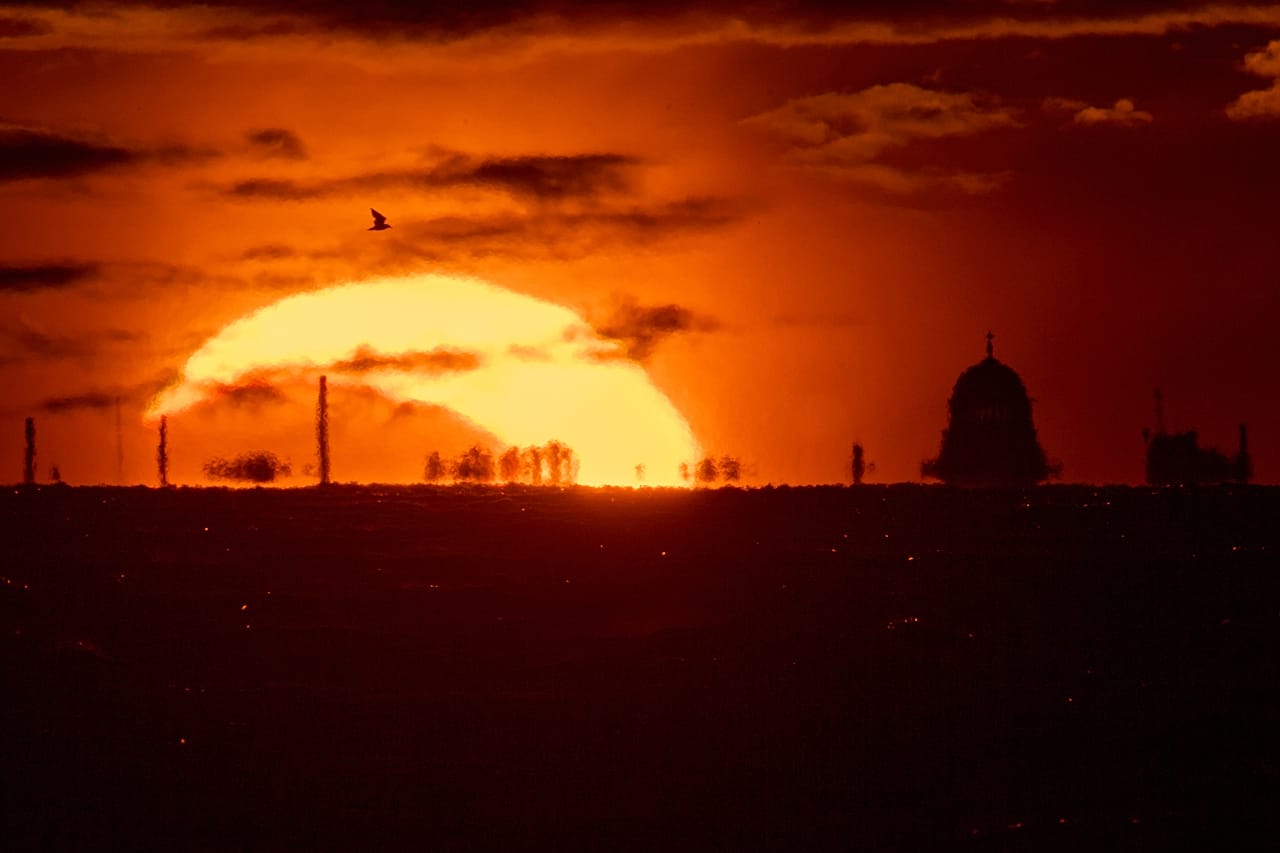 Mond und Sonne gehen während der Sonnenfinsternis über dem Finnischen Meerbusen bei Sankt Petersburg in Russland unter