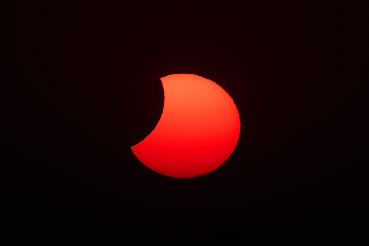 Der Mond rückt bei der totalen Sonnenfinsternis über Berlanga de Duero in Zentralspanien wieder von der Sonne ab