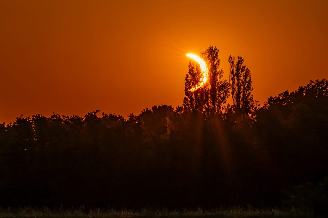 Die partielle Sonnenfinsternis schreitet in Villelaure in Frankreich voran