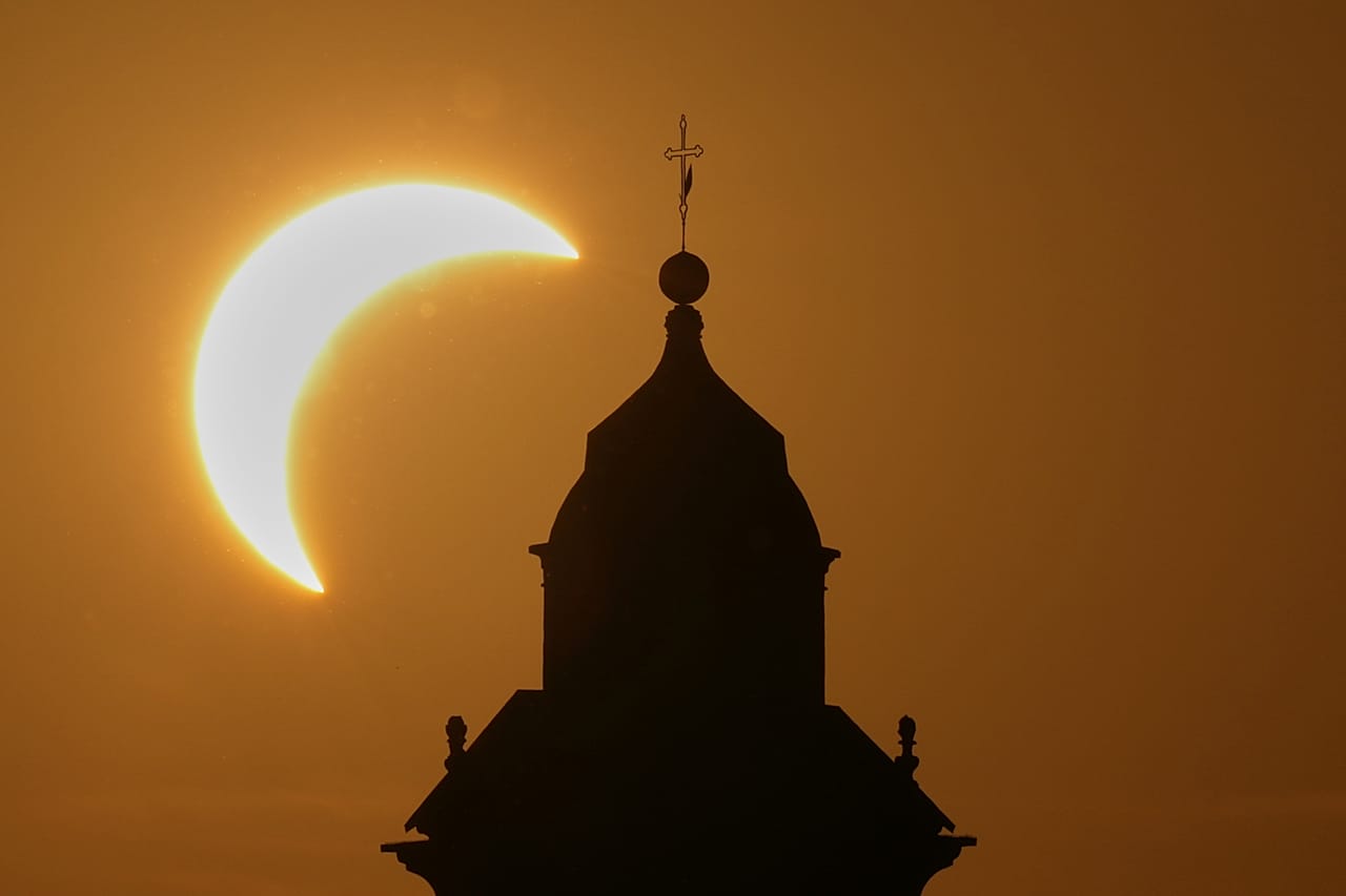 Eine Sonnenfinsternis über einer Marienkirche im norditalienischen Vidigulfo bei Pavia