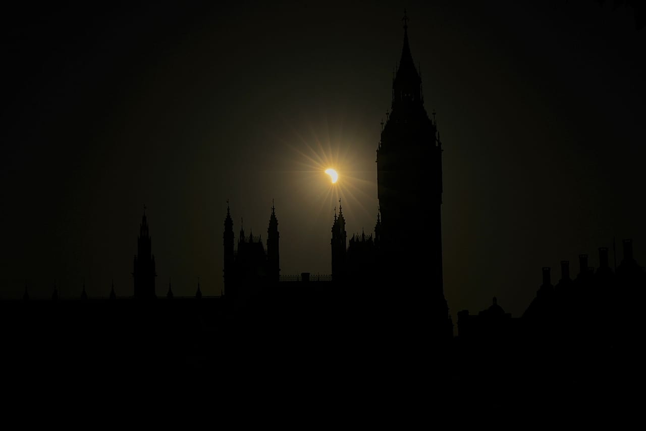 Eine partielle Sonnenfinsternis über den Parlamentsgebäuden in London