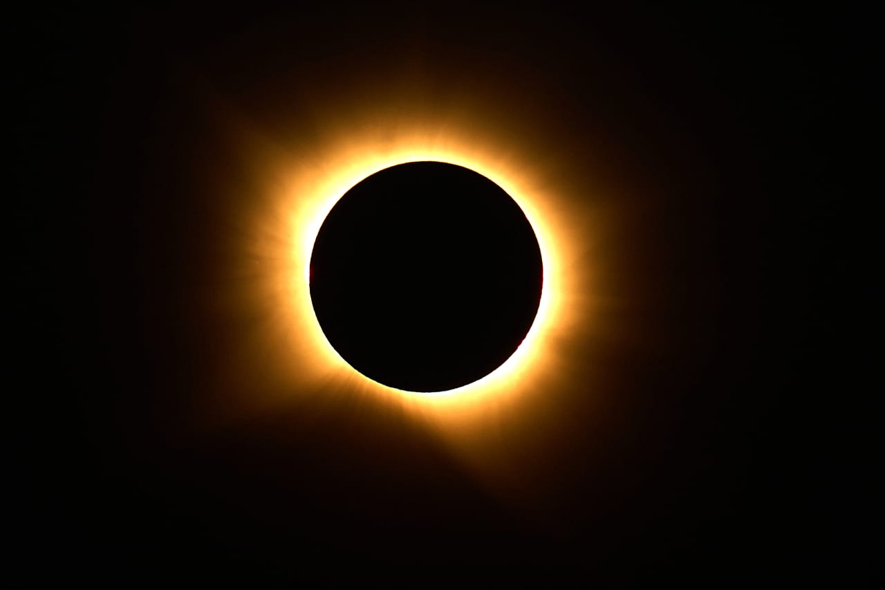 Der Mond verdeckt die Sonne vollständig bei der totalen Sonnenfinsternis in Palencia in Spanien