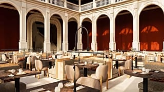 Palacio de Avellaneda’nın restorasyonu üç yıl sürdü; odalar ve süitler artık modern konforu sarayın 16. yüzyıldan kalma özgün mimarisiyle buluşturuyor.