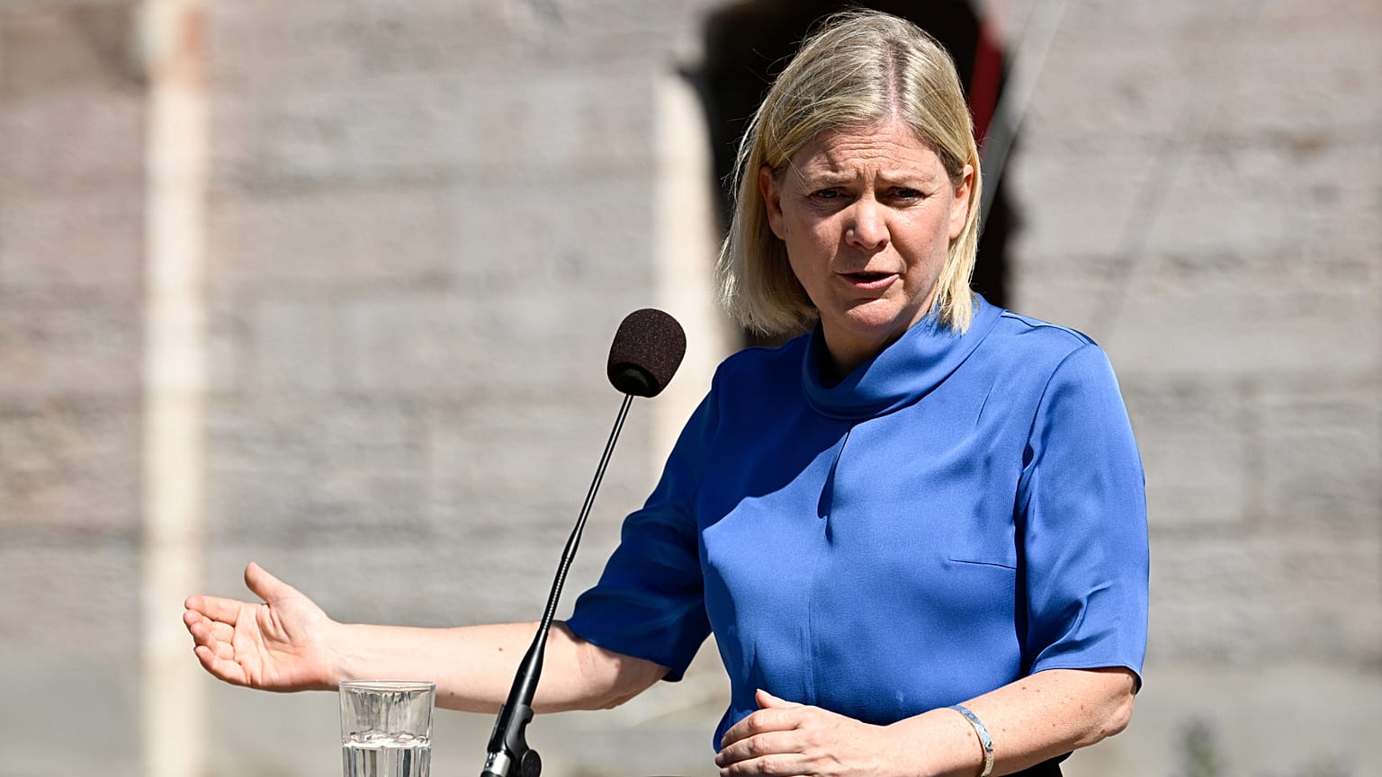 La entonces primera ministra sueca, Magdalena Andersson, habla durante una rueda de prensa en Visby, Suecia, el domingo tres de julio de 2022.
