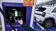 Samochód elektryczny ładowany jest na stacji przy Kamener Kreuz przed otwarciem największego dotąd parku szybkiego ładowania e-aut firmy energetycznej EnB.