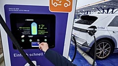 Samochód elektryczny ładowany na stacji przy węźle Kamener Kreuz przed otwarciem największego dotąd parku szybkiego ładowania EnB dla aut elektrycznych.