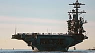 يصطف البحارة ومشاة البحرية على سطح حاملة الطائرات "يو إس إس أبراهام لينكولن" (CVN-72) أثناء مغادرتها سان دييغو يوم الاثنين، 3 يناير 2021