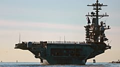 يصطف البحارة ومشاة البحرية على سطح حاملة الطائرات "يو إس إس أبراهام لينكولن" (CVN-72) أثناء مغادرتها سان دييغو يوم الاثنين، 3 يناير 2021
