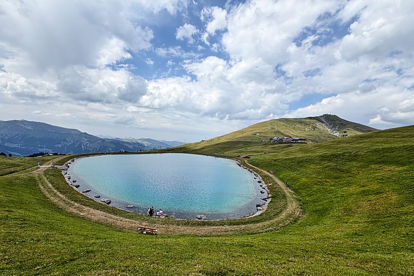 Hóágyúzáshoz használt víztározó a Lenk-völgyben, Adelboden közelében, Svájcban, 2026. augusztus 3-án, hétfőn.