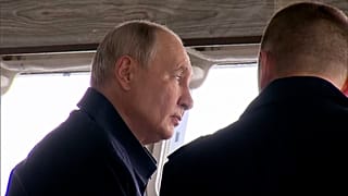 Vlagyimir Putyin orosz elnök egy hajón