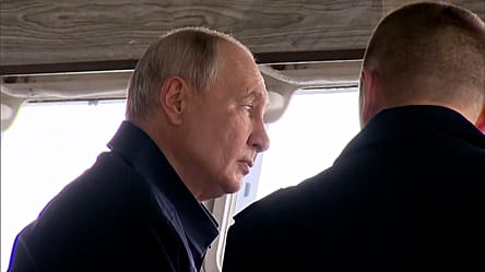 Poutine assiste à des manœuvres de la marine russe au large de Sakhaline