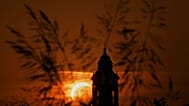 Un eclipse solar se observa sobre una iglesia de la Virgen María en Vidigulfo, cerca de Pavía, en el norte de Italia