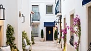 Villa Dorothéa se concibe como un micróbarrio privado en Lapa, articulado por pasajes que le dan un aire de pueblo.