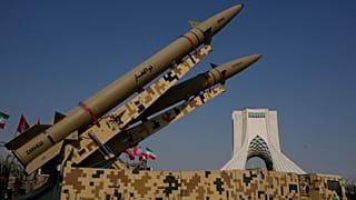 موشک‌های ذوالفقار و ذوالفقار بصیر ساخت ایران، روز چهارشنبه ۲۹ ژوئیه ۲۰۲۶، در یک نمایشگاه موقت نیروهای مسلح در مقابل بنای آزادی در تهران