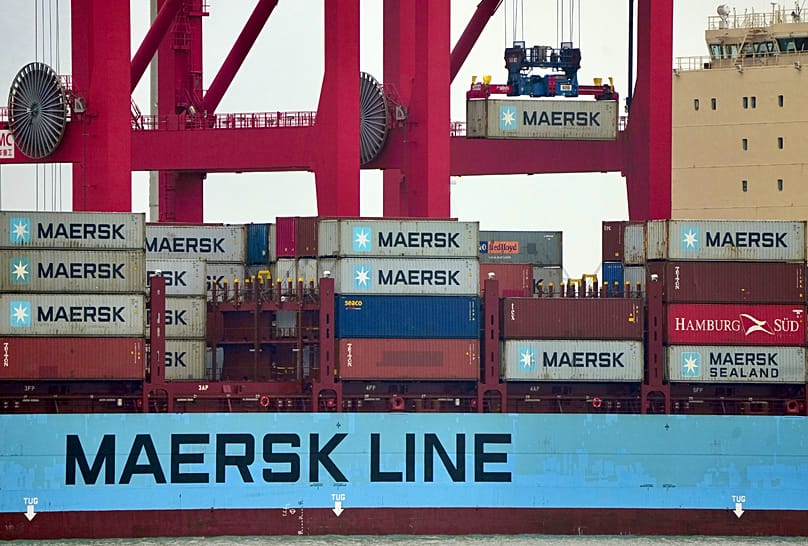 Το πλοίο μεταφοράς εμπορευματοκιβωτίων «Vilnia Maersk» εκφορτώνεται στον τερματικό σταθμό εμπορευματοκιβωτίων JadeWeserPort στο Βίλχελμσχαφεν της Γερμανίας, Τρίτη 15 Νοεμβρίου 2022. (AP Photo/Michael Sohn)