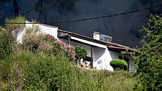 Σπίτι δίπλα από την φωτιά που ξέσπασε στη Σίβηρη Χαλκιδικής, Πέμπτη 13 Αυγούστου 2026