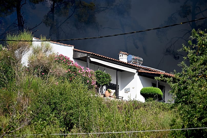 Η φωτιά περικυκλώνει κατοικία στη Χαλκιδική