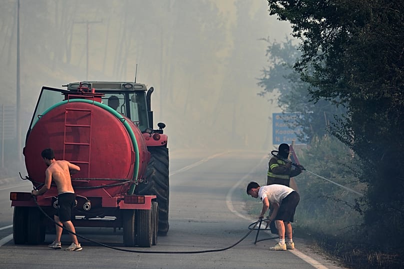Επιχείρηση κατάσβεσης με υδροφόρες στη Χαλκιδική