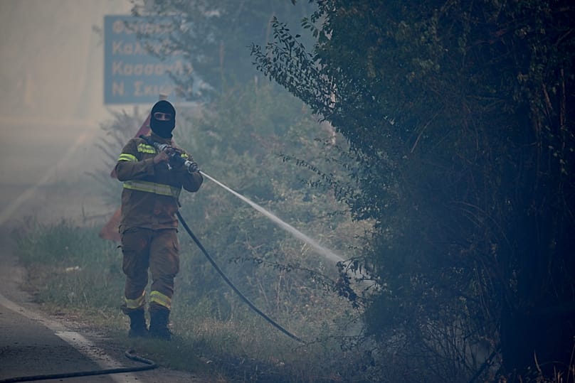 Πυροσβέστης στην φωτιά της Χαλκιδικής
