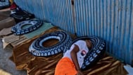 Sufian, un menor no acompañado de 13 años procedente de Marruecos, duerme en una zona de almacenes cerca de la frontera entre España y Marruecos, en el enclave de Ceuta