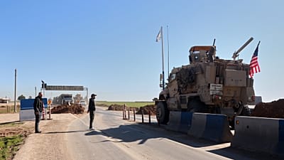 قافلة تحمل مركبات تابعة للجيش الأمريكي تغادر قاعدة قصرك التابعة للتحالف الدولي، وهي أكبر قواعده في شمال شرق سوريا، متجهة نحو الأراضي العراقية على مشارف مدينة القامشلي، شرق سور