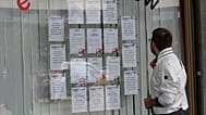 صورة أرشيفية: في هذه الصورة التي التقطت يوم الاثنين، 2 أبريل 2012، ينظر شاب إلى إعلان وظيفة معروض في واجهة مكتب توظيف في ميلانو بإيطاليا