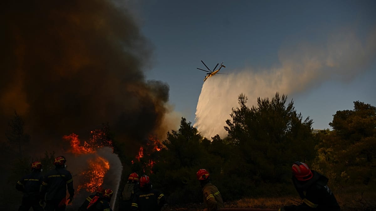 People evacuated from beach as wildfire tears through popular Greek tourist hotspot