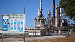Baner BHP ustawiono przed rafinerią i terminalem paliwowym Gunvor Energy w Rotterdamie, 13 sierpnia 2026 r.