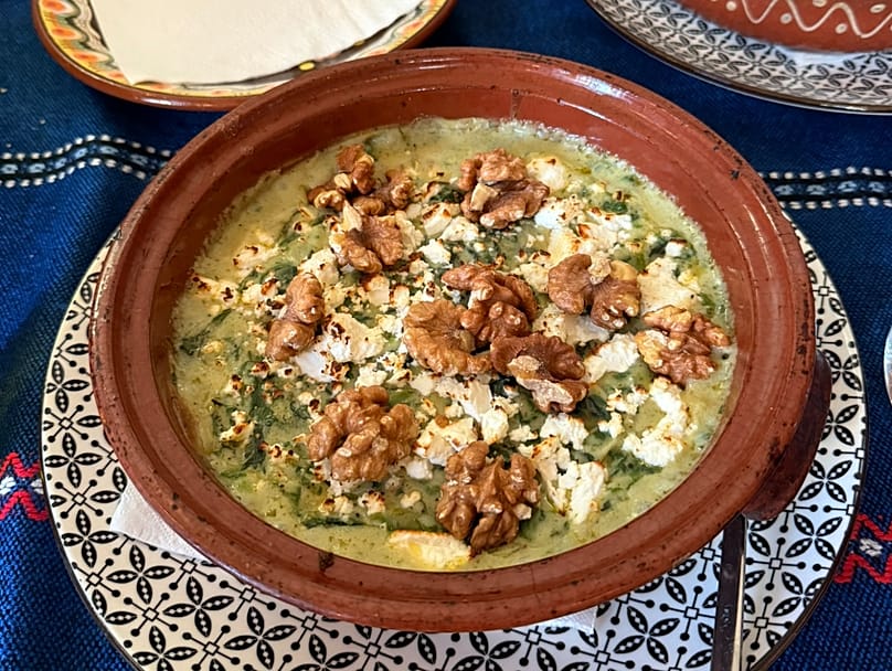 Aquí puedes probar comida tradicional de monasterios búlgaros, como estas gachas de ortigas con queso, en el restaurante Manastirska Magernitsa