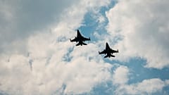 Caças F-16 romenos sobrevoam a Base Aérea 86 de Borcea durante um exercício de patrulhamento aéreo, Borcea, Roménia, agosto 2026