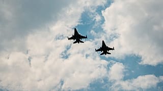 Caças F-16 romenos sobrevoam a Base Aérea 86 de Borcea durante um exercício de patrulhamento aéreo, Borcea, Roménia, agosto 2026