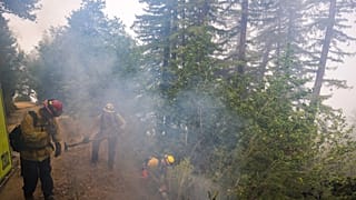 Archivo: Los Bomberos extinguen focos secundarios de un incendio forestal, el martes 11 de agosto de 2026.