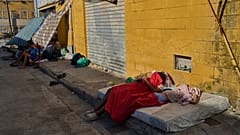 Des migrants qui ont traversé la frontière entre le Maroc et l'Espagne dorment dans une zone d'entrepôts à Ceuta.