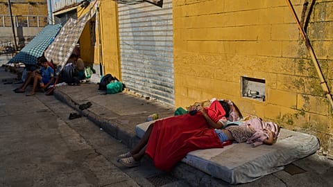 Des migrants qui ont traversé la frontière entre le Maroc et l'Espagne dorment dans une zone d'entrepôts à Ceuta.