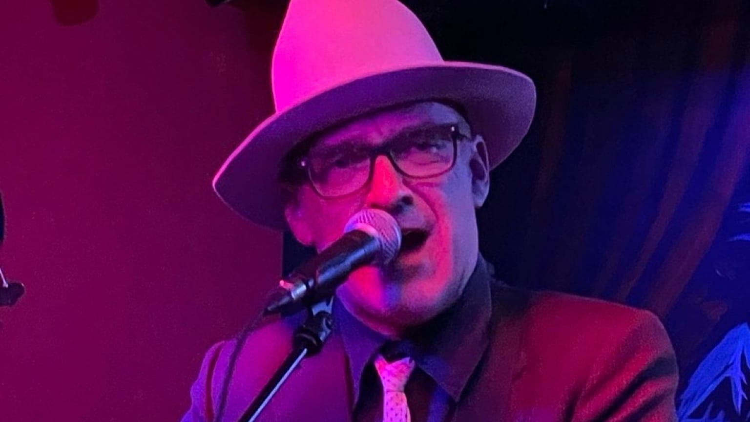 Foto de un concierto de Víctor Coyote el 21 de diciembre de 2023