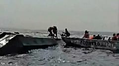 Na tym kadrze z nagrania wideo widać akcję ratunkową pasażerów przeciążonego promu, który wywrócił się na jeziorze Kariba w Zimbabwe, 11 sierpnia 2026 r.