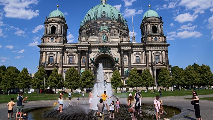 "Increased caution": Why is the US warning against travel to Germany? Unlike for Switzerland, Austria, Norway and Poland, the US is maintaining its travel warning for Germany; France and Italy remain at level 2.
