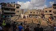 فلسطينيون يتفقدون المباني المدمرة في موقع غارة جوية إسرائيلية على مخيم المغازي للاجئين وسط قطاع غزة، الجمعة 24 يوليو 2026.
