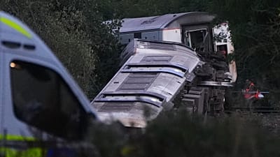 A train with around 150 people aboard derailed near the Lewes, 13 August, 2026