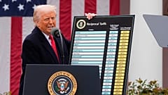 ARCHIWUM – prezydent USA Donald Trump ogłasza nowe cła w Ogrodzie Różanym Białego Domu w Waszyngtonie, 2 kwietnia 2025 r. (AP Photo/Mark Schiefelbein