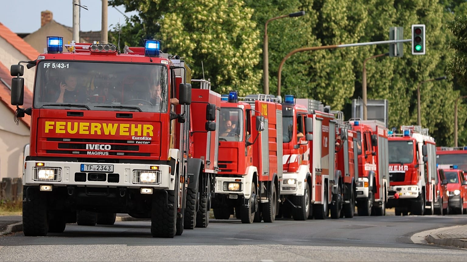 Symbolbild: Feuerwehrleute am  26. Juli 2022 in einem Konvoi am Ort eines Waldbrands in der Nähe von Falkenberg in Deutschland